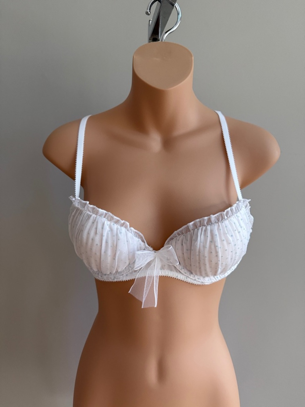 Victoria's Secret White Ruffled Underwire Bra w/ Bow Accent SZ 34C, New W/ Tags
